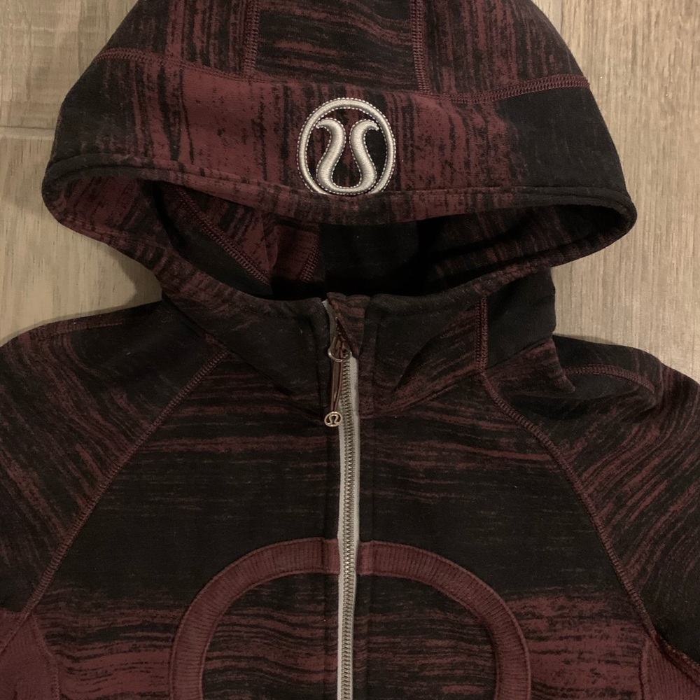 lululemon Scuba Hoodie Size 4 Burgundy/Black - Picture 3 of 5